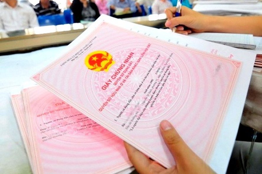 Giấy tờ đất đầy đủ sẽ đảm bảo được các yếu tố pháp luật cho bất động sản mà bạn cần mua.