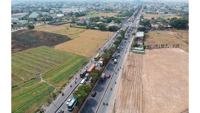 Hệ thống giao thông liên kết giữa TP HCM với các tỉnh lân cận rất thuận lợi của Huyện Hóc Môn