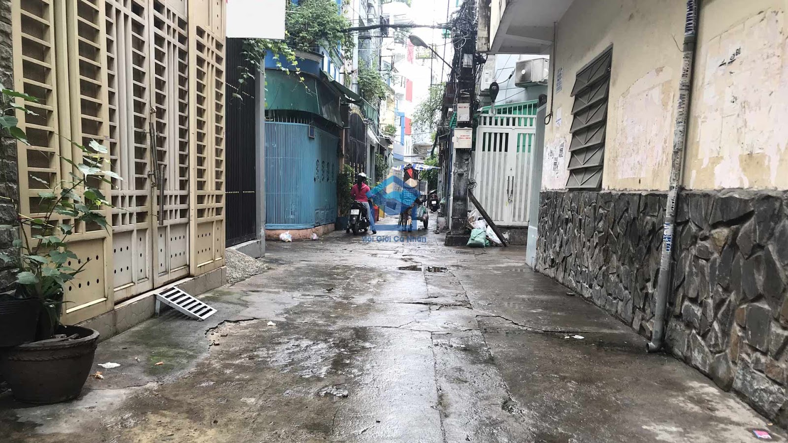 Chiều rộng của hẻm nhỏ nên rất hay gặp sự cố di chuyển.