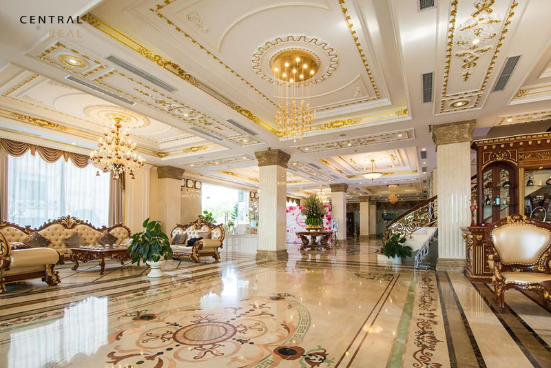 Thiết kế khách sạn mang phong cách cổ điển làm toát lên những vẻ đẹp đến kinh ngạc từ những đường nét kiến trúc đến không gian nội thất bên trong khách sạn.