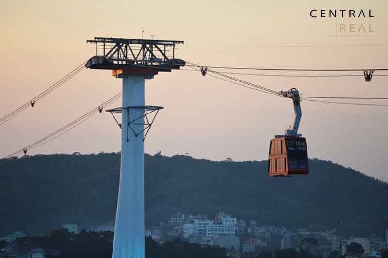 Cáp theo di chuyển lên Vòng quay mặt trời